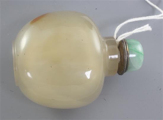 A Chinese chalcedony snuff bottle, late 19th / early 20th century, total height 6.2cm